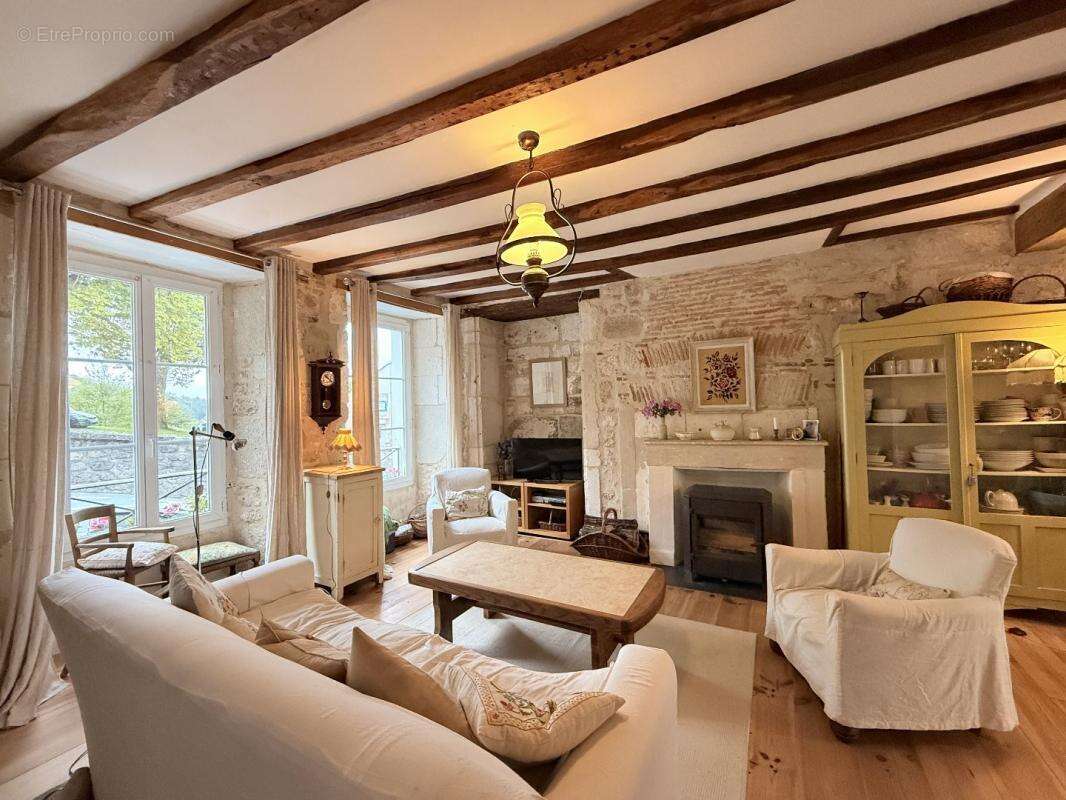 Maison à VILLEBOIS-LAVALETTE