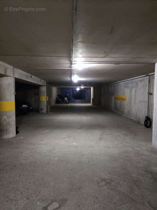 Parking à PARIS-20E