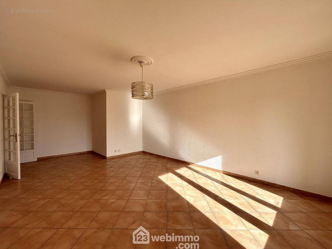 T3 de 83 m2 proche des commerces - Appartement à LUCCIANA