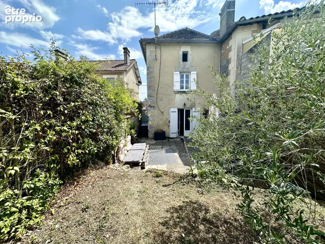 Maison de village bien présentée et bien entretenue, située dans une bastide prisée. - photo 2