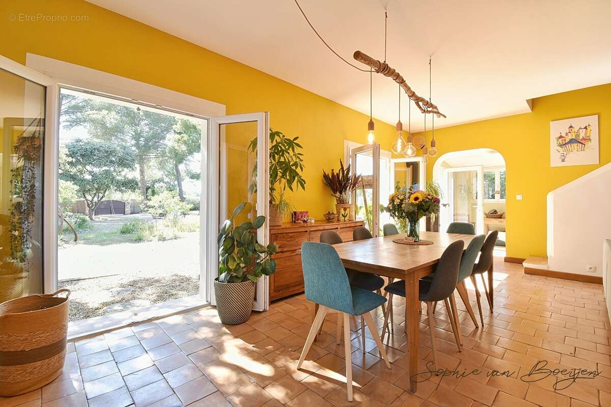 Maison à vendre 10 pièces EGUILLES (13), maison avec dépendances de 215 m², sur 3 230 m² avec piscine - photo 6