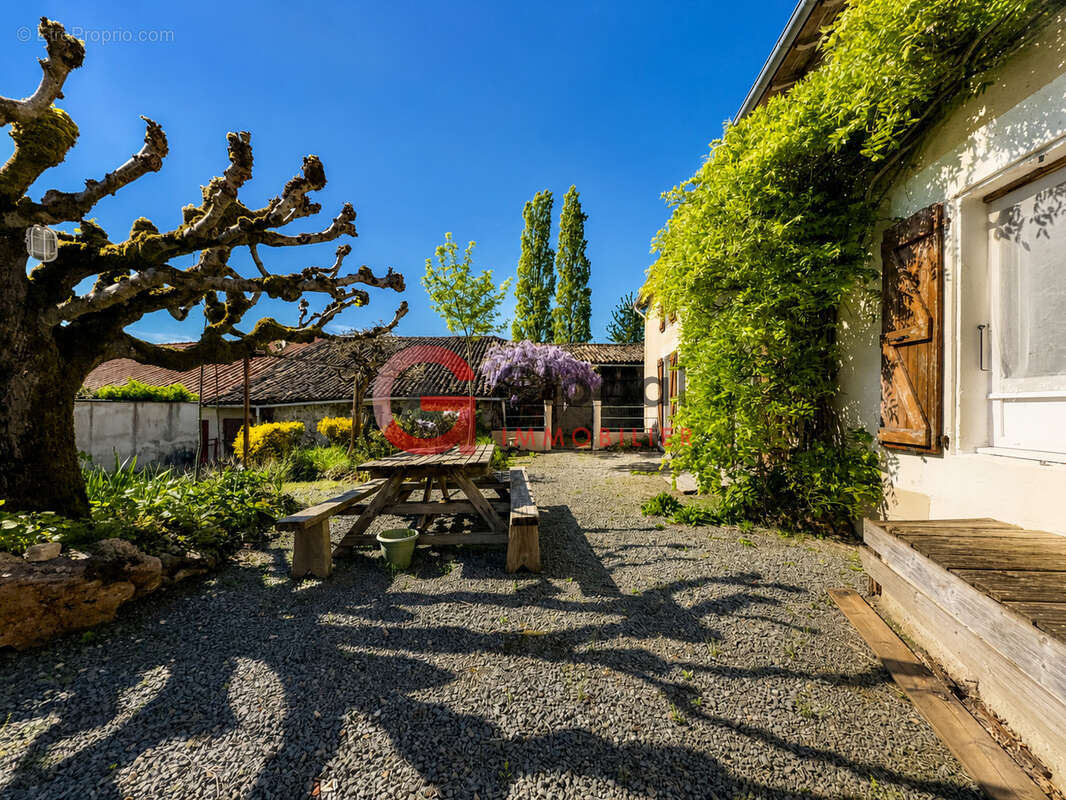 Maison à EXIREUIL