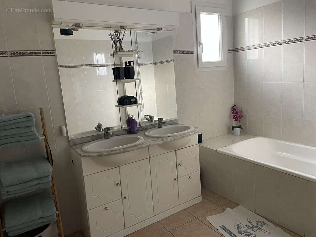 Salle de bain - Maison à PERIGNY