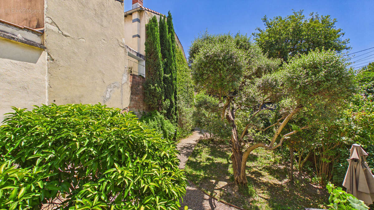 Maison de caractère entièrement rénovée à Avignon . 140 m² habitables, jardin arboré, à 5 minutes des remparts - photo 16