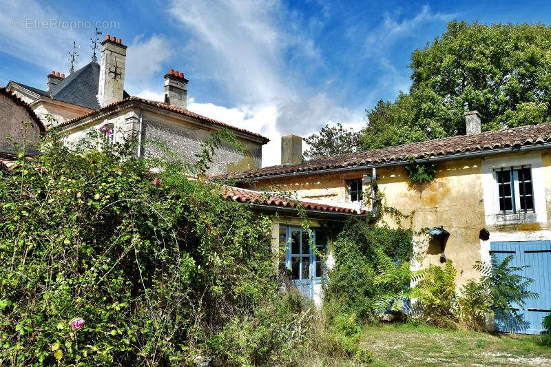 Maison à SAINT-JEAN-D'ANGELY