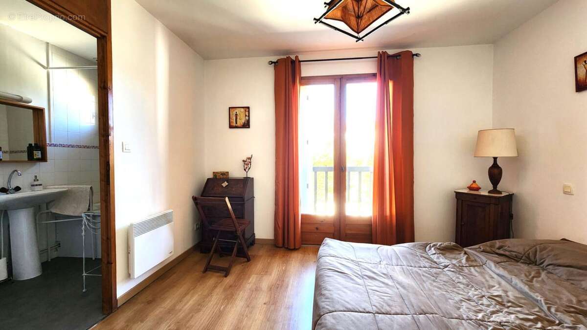Ensemble immobilier 443m² - grange 200m² - terrain 1291m² - photo 12