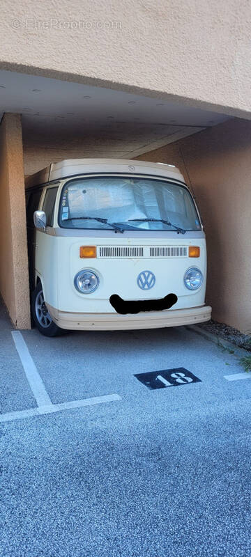 Parking à BORMES-LES-MIMOSAS