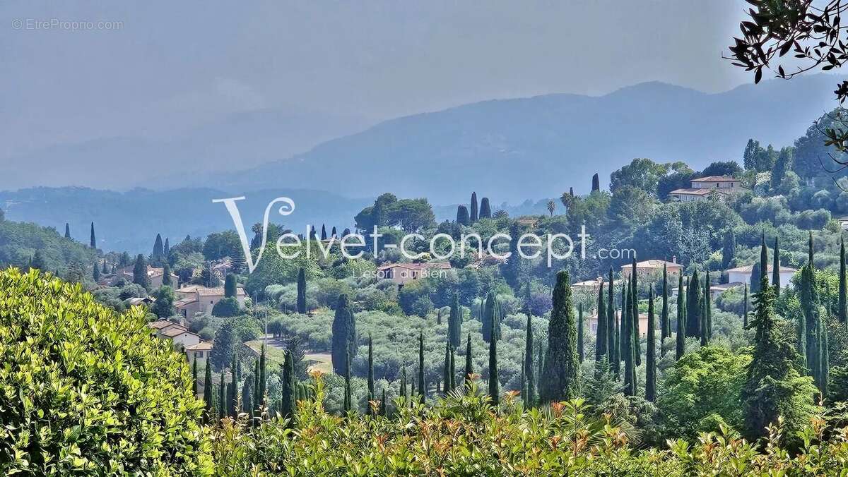 Maison à CHATEAUNEUF-GRASSE