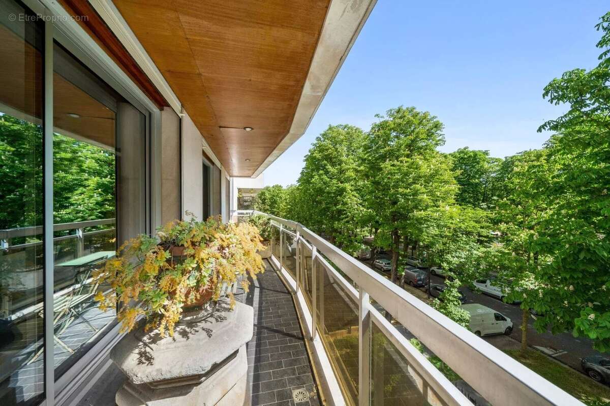 Appartement à PARIS-16E