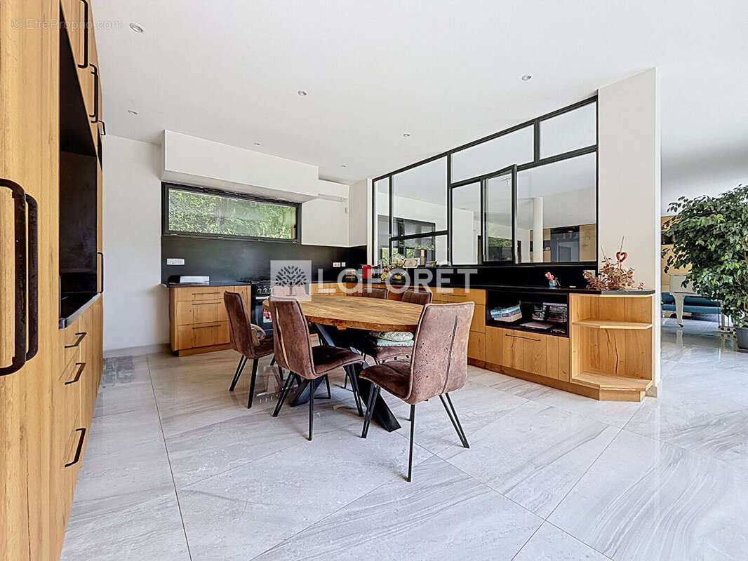 CHESSY Villa d'Architecte d'Exception  280 m²  6 Chambres - photo 3