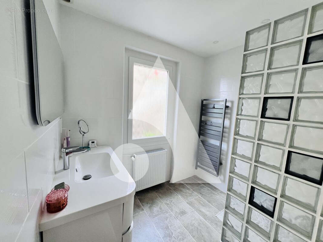 Belle maison avec piscine sur la côtière à Neyron - photo 9