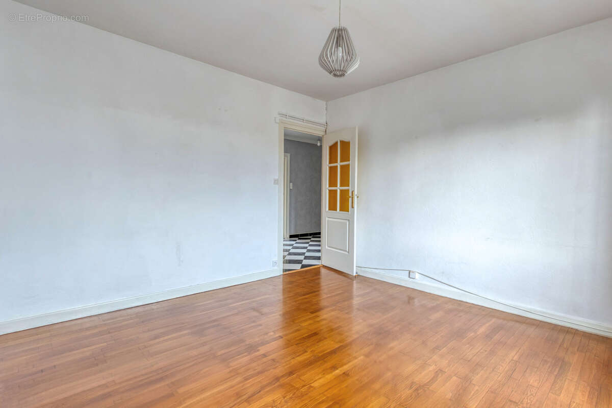 Rue des Alliés - Lumineux T3 de 61.03m2 traversant avec balcon - vue sur la Bastille - photo 4