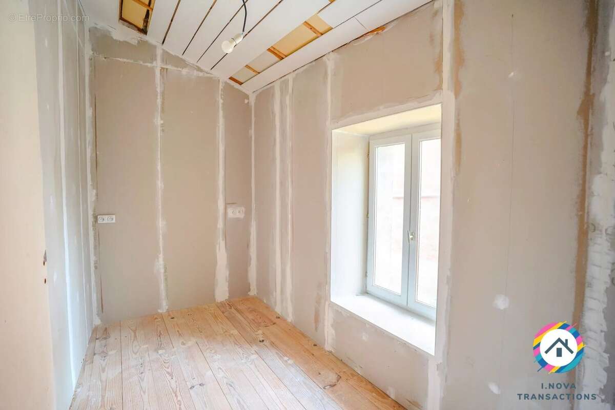Charme, volume et vue campagne. Ancienne grange en pierre de 160m² - photo 14