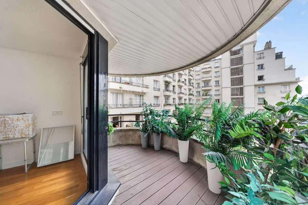 Appartement à PARIS-16E