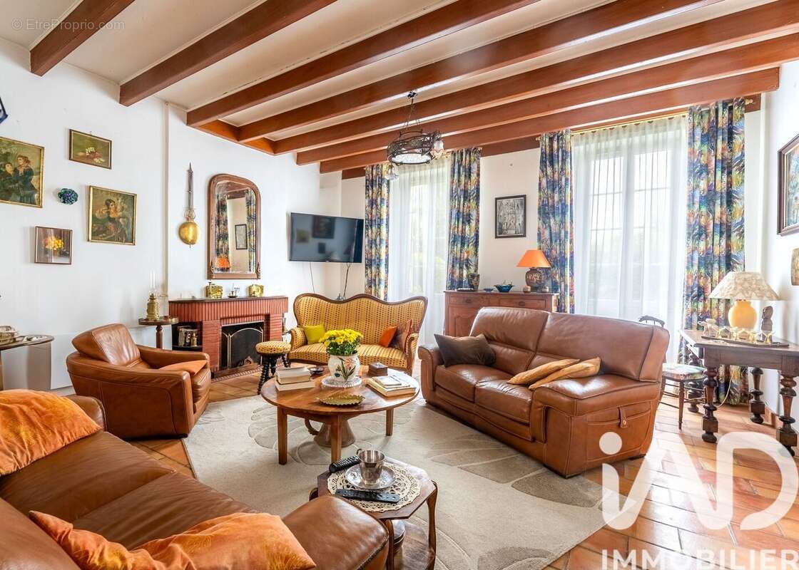Maison 272 m² à Corme-Ecluse  - photo 9