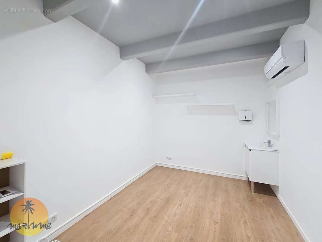 Commerce à LA GAUDE