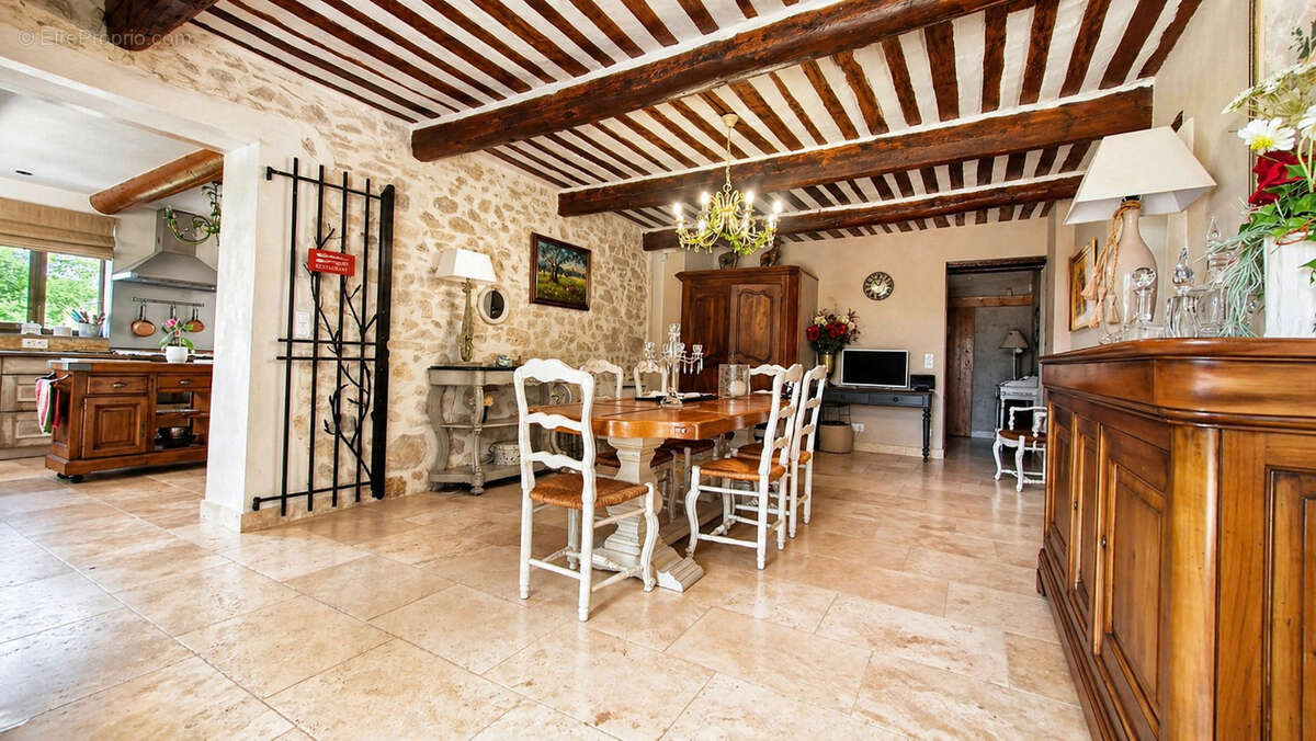 Maison à LA ROQUE-SUR-PERNES