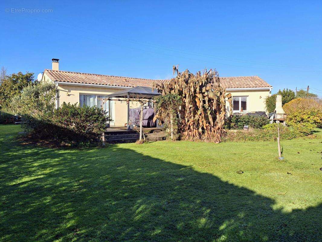 Maison à SAINT-CHRISTOLY-DE-BLAYE