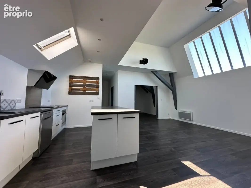 ULTRA-CENTRE SAUMUR, Appartement lumineux rénové de 82m² avec stationnement sécurisé et cave - photo 4