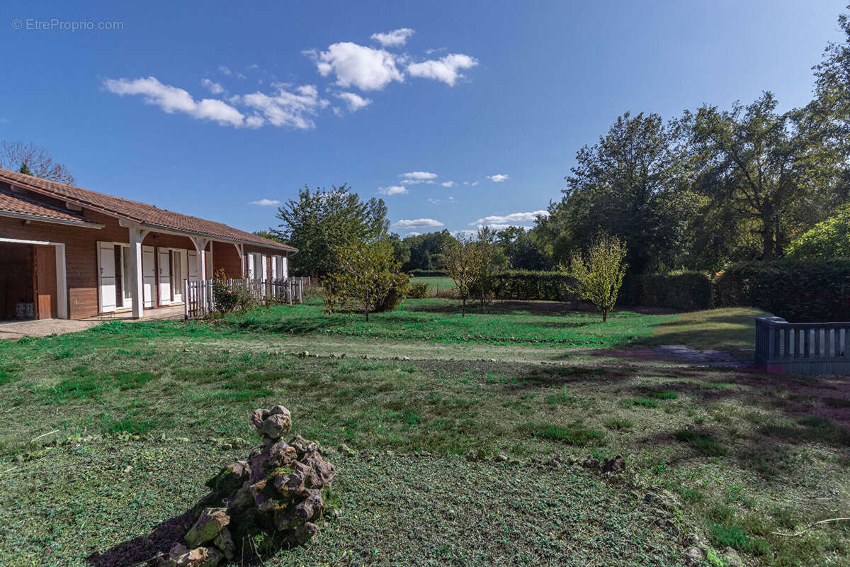 Maison à LA CHAPELLE-GONAGUET