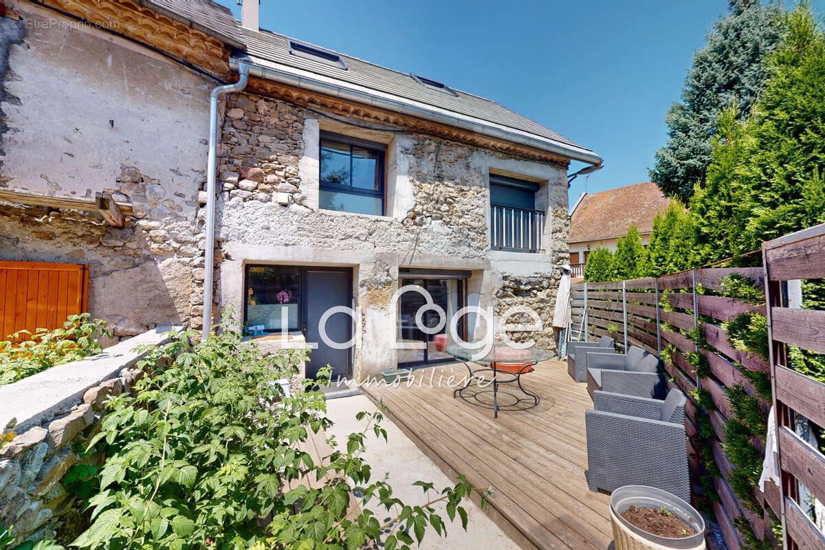 Maison 105 m² à Saint-Laurent-Du-Cros  - photo 3