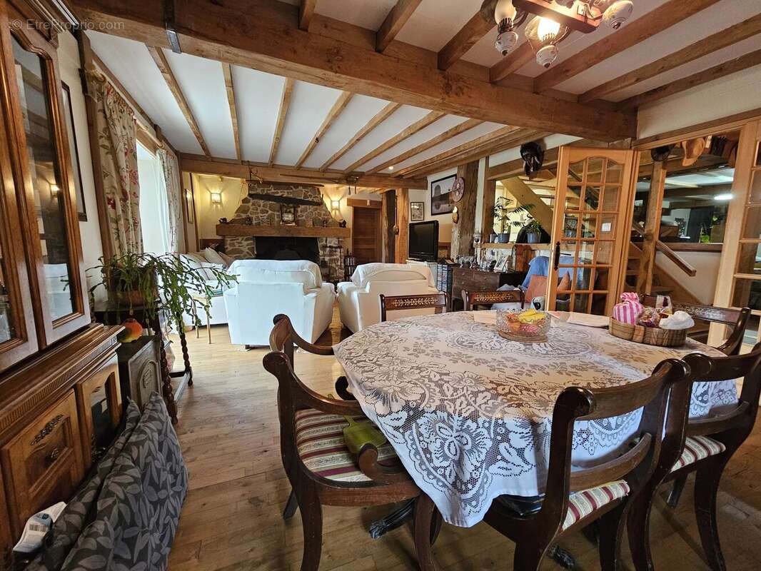 Grange exceptionnellement rénovée avec dépendances, atelier et vue panoramique. - photo 3