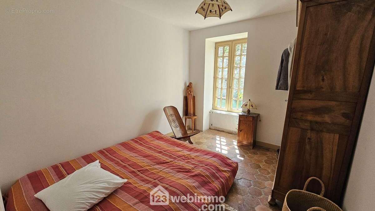 Au RDC, une chambre de 10 m² très lumineuse.