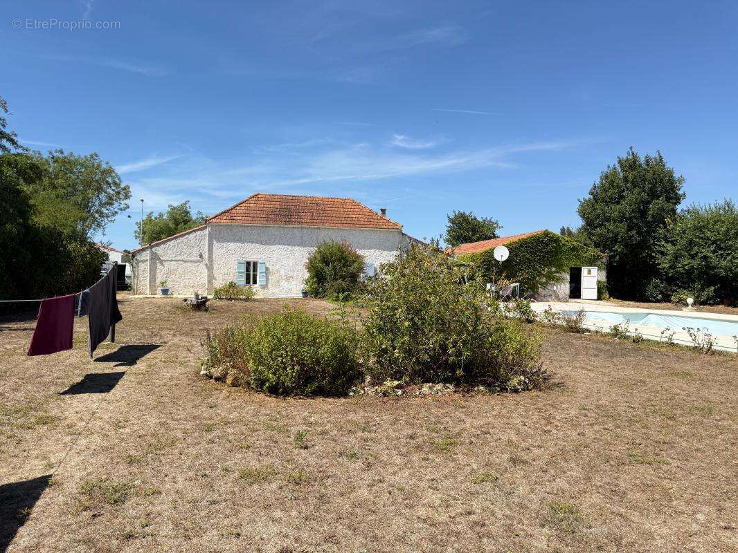 SAINT LAURENT DE LA PREE - Maison de charme en centre bourg - photo 20