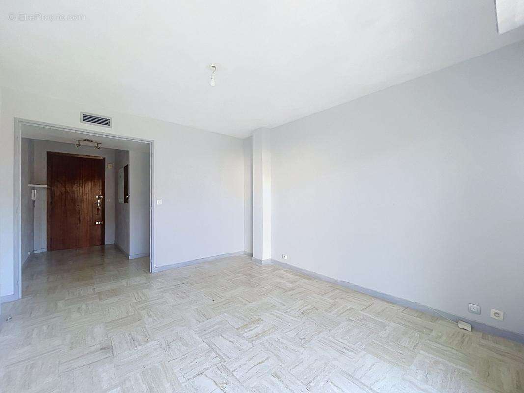 Appartement à SAINT-LAURENT-DU-VAR