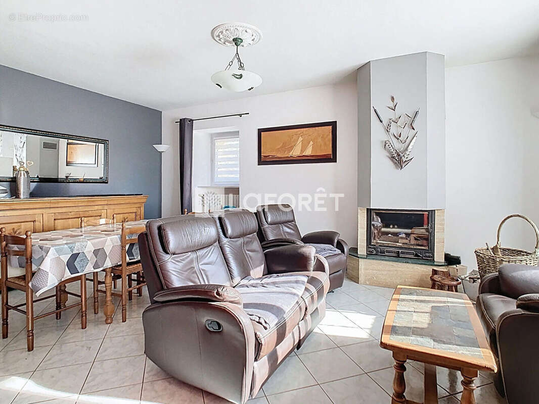 Maison à SAINT-ETIENNE-DU-GUE-DE-L&#039;ISLE