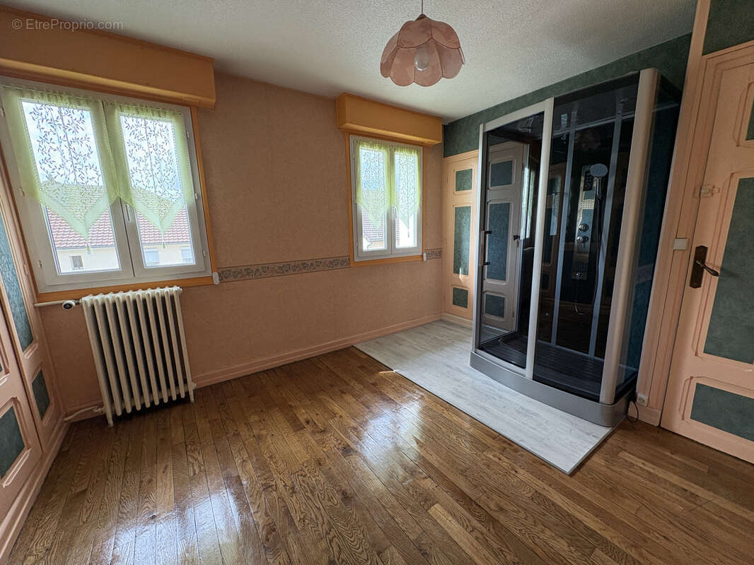 Maison à LA CHAPELLE-SAINT-LUC