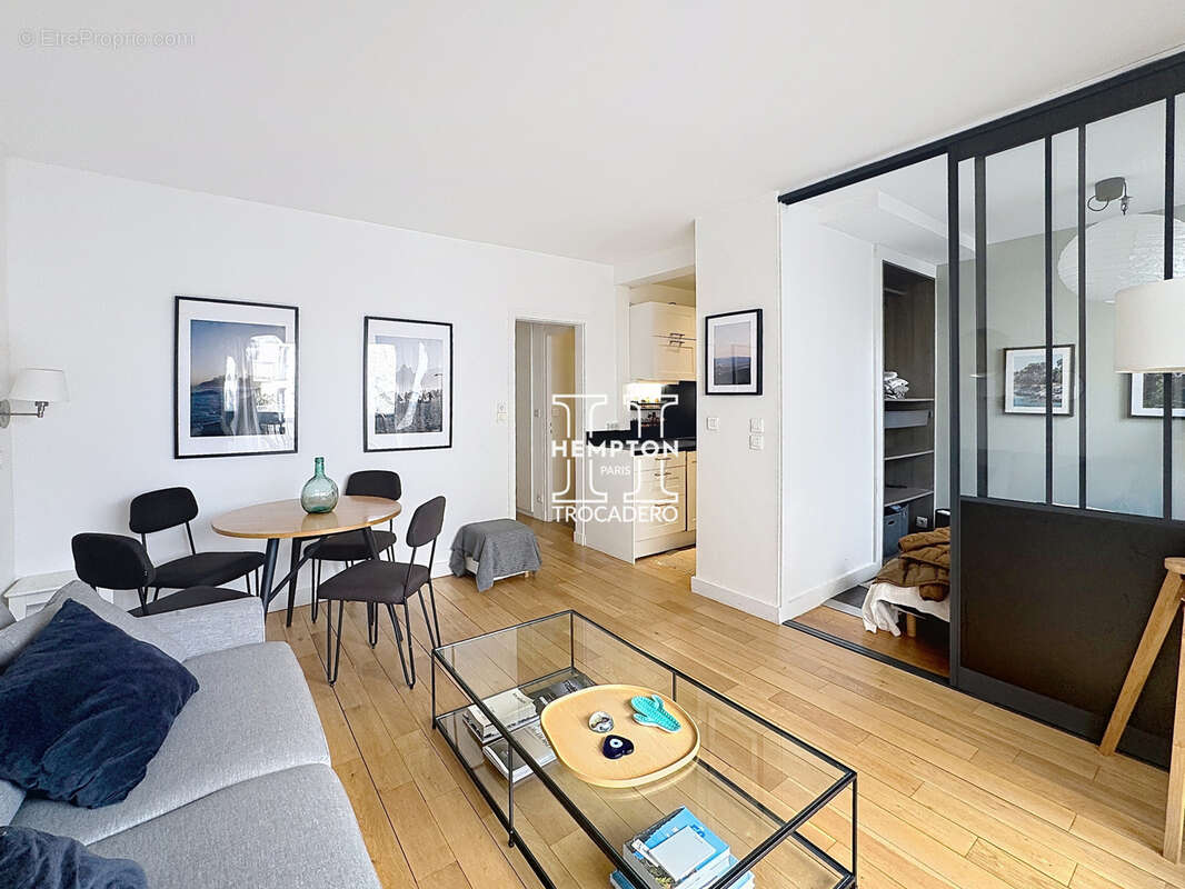 Appartement à PARIS-16E
