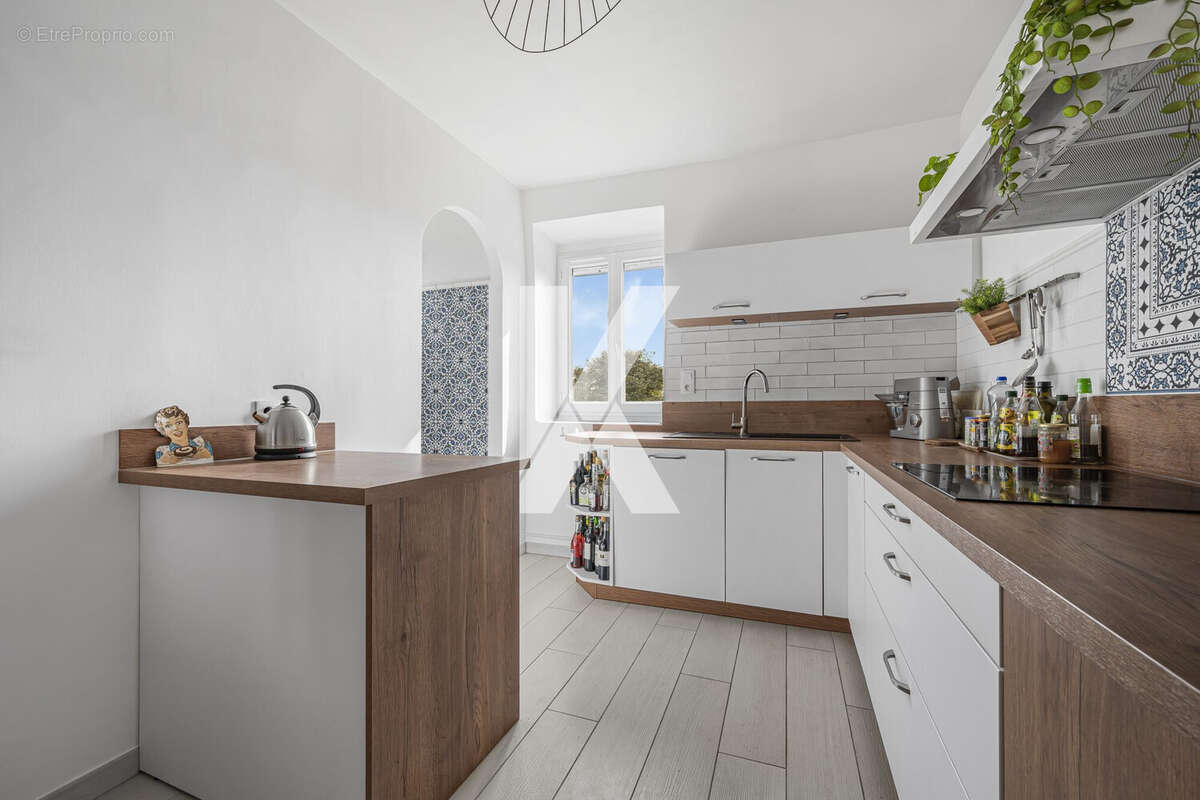 cuisine aménagée et équipée - Appartement à SAINT-GRATIEN