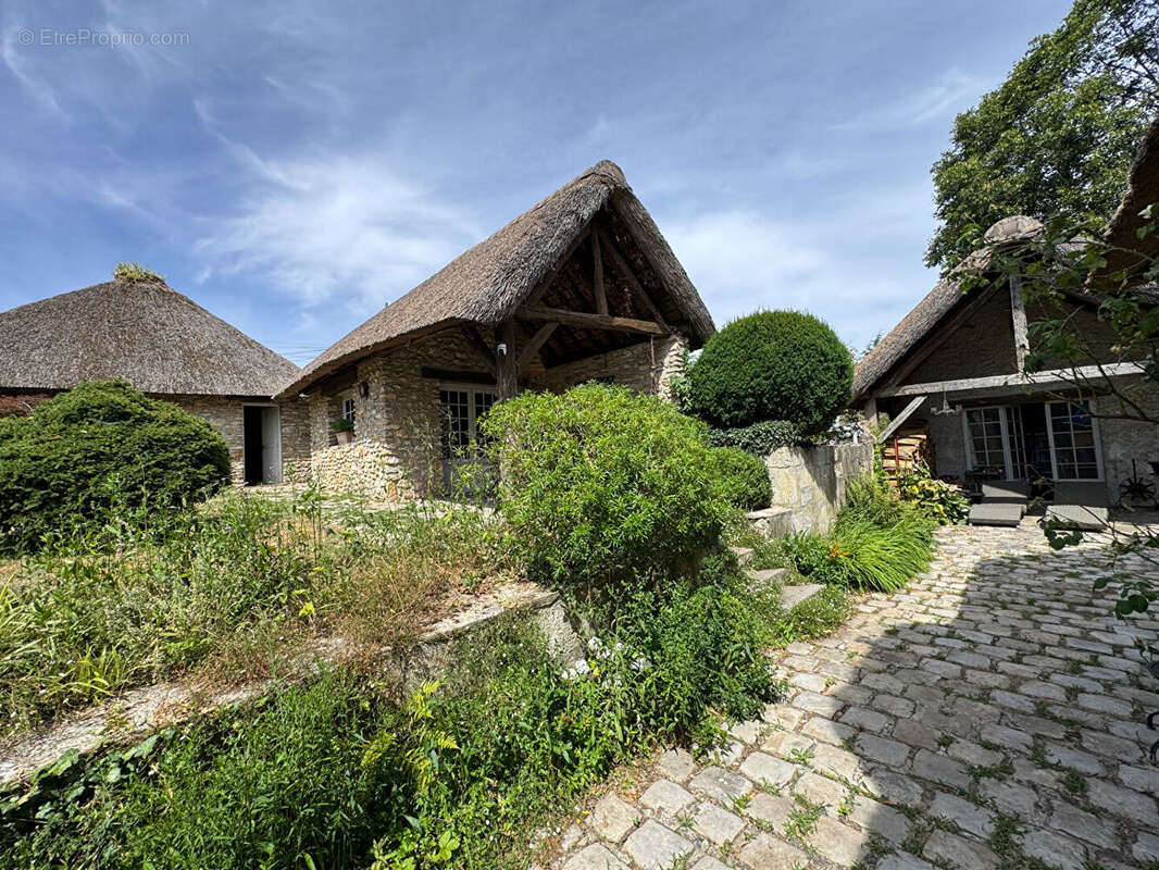 Belle propriété ancienne avec 3 corps de bâtiments  MONTFORT L 'AMAURY  12 pièces 340 m2 - photo 2