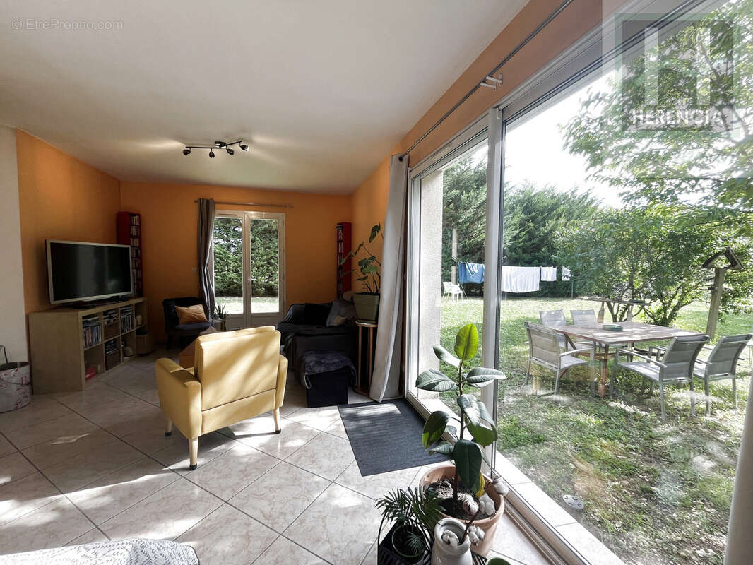 VILLEJOUBERT - Maison de plain-pied 115m2 - 4 chambres - Garage - photo 3