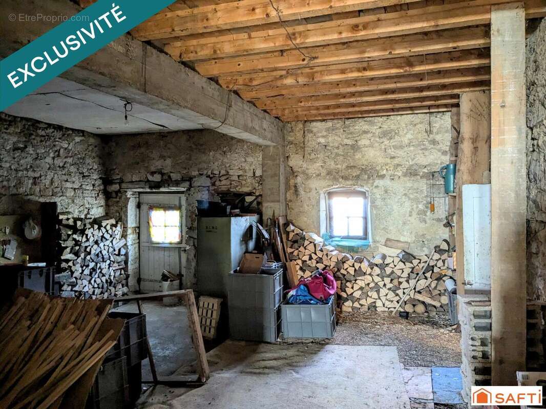 Maison 250 m² à Etival  - photo 7