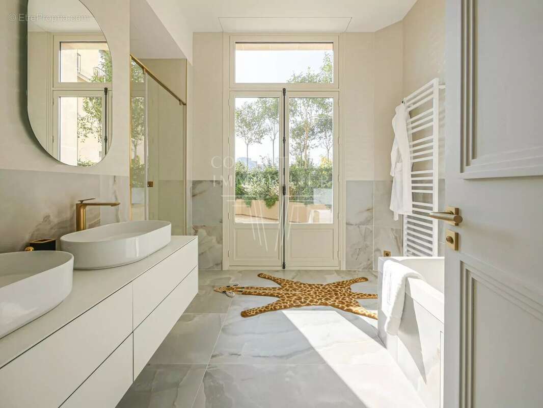 Appartement à PARIS-16E