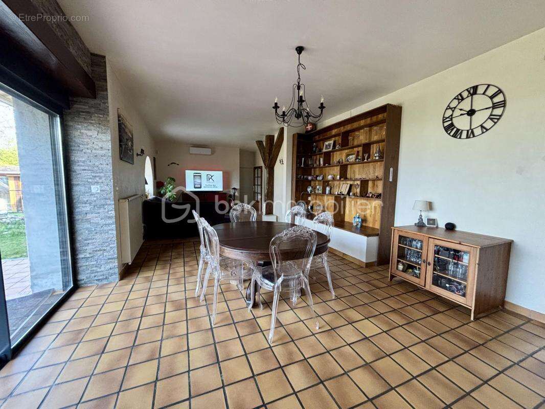 À découvrir sur la commune de Sainte-Hélène-du-Lac, entre Grenoble, Albertville et Chambéry une maison de 272m² F7 - photo 4