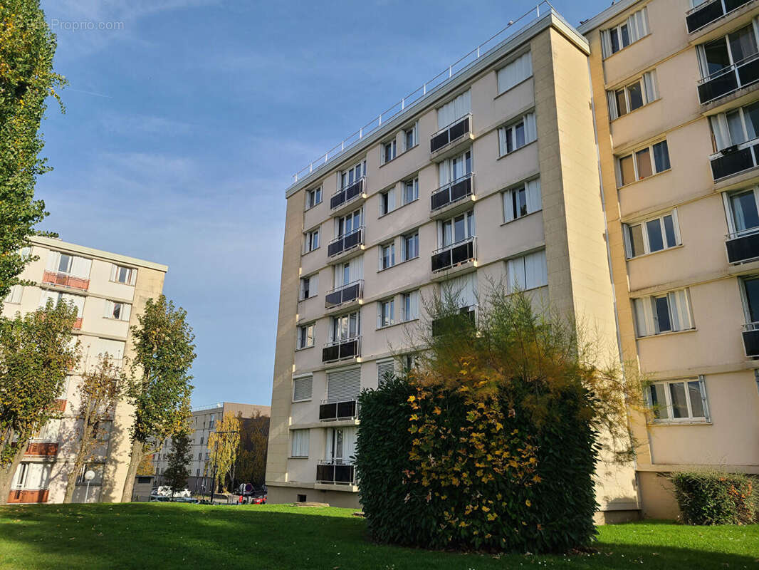 Appartement à FONTENAY-LE-FLEURY