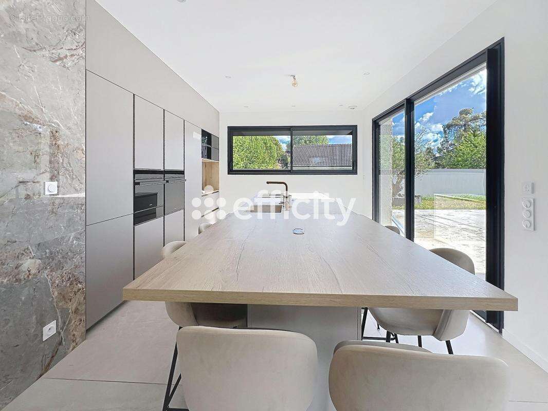 Maison 285 m² à Saint-Cyr-Sur-Loire  - photo 6