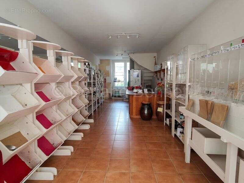 Commerce à SAUZE-VAUSSAIS