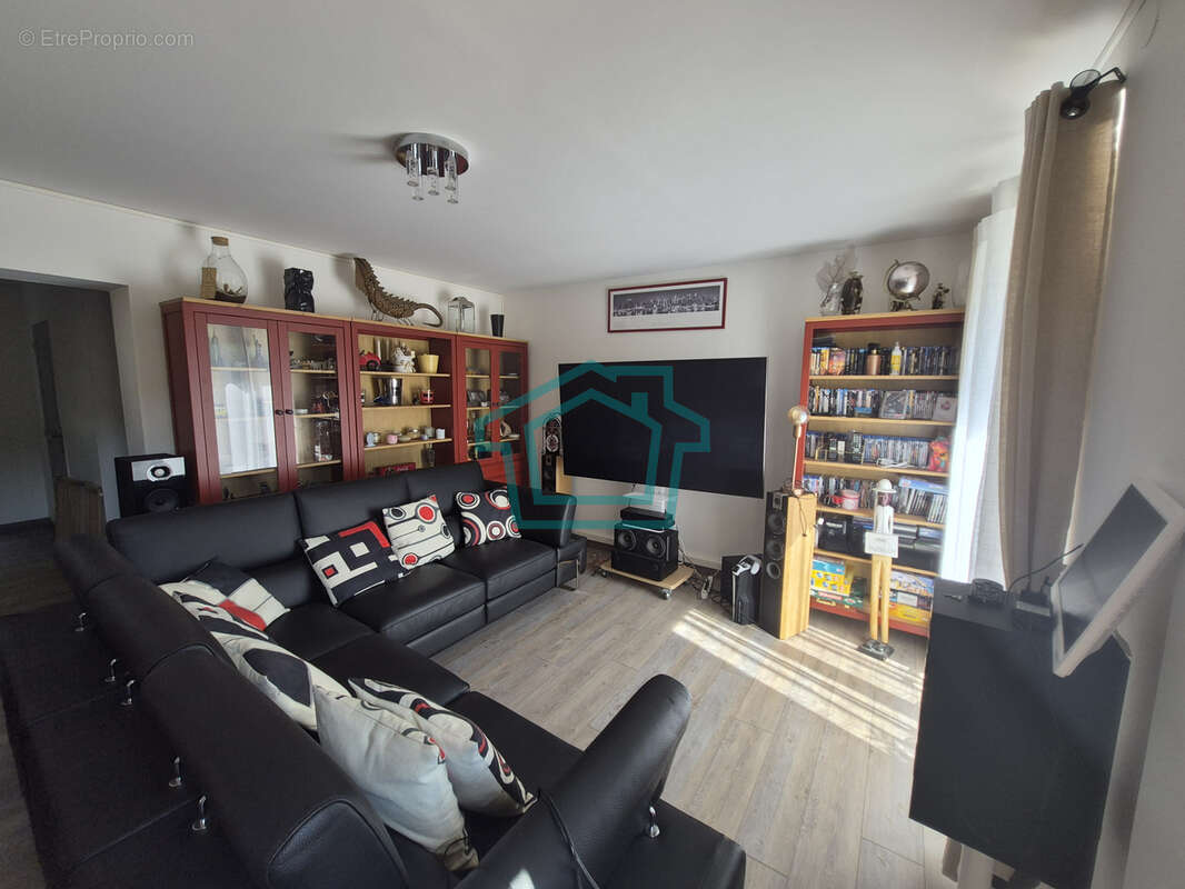 GROSROUVRE   Maison en pierre de caractère de 168 m2 avec grange de 100 m2, studio indépendant et fort potenti - photo 3