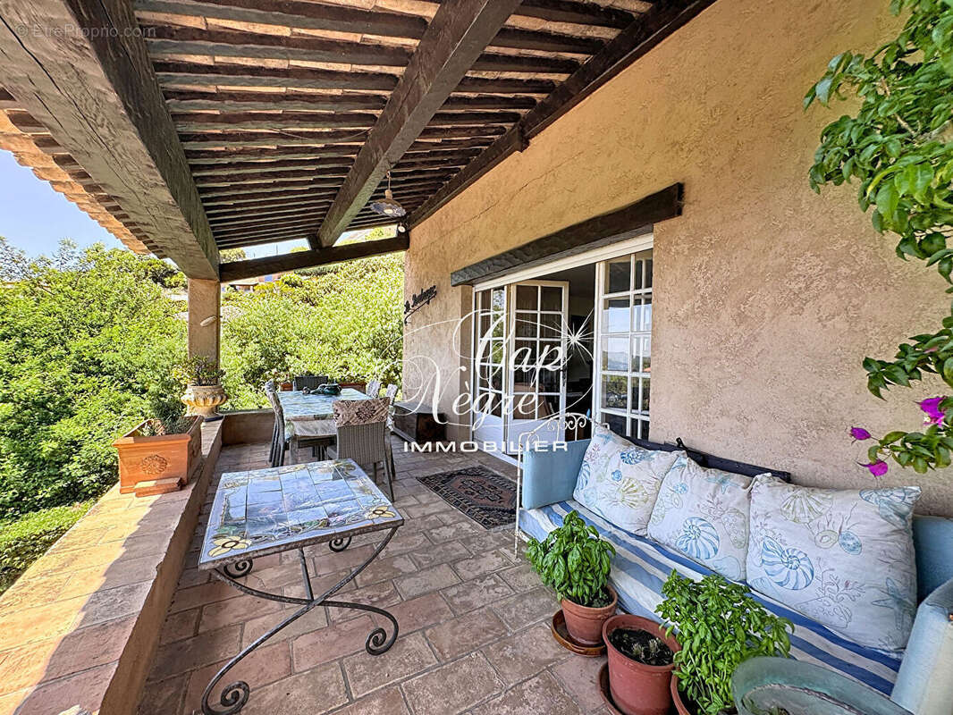 Villa provençale disposant d'une magnifique vue sur la mer - photo 7