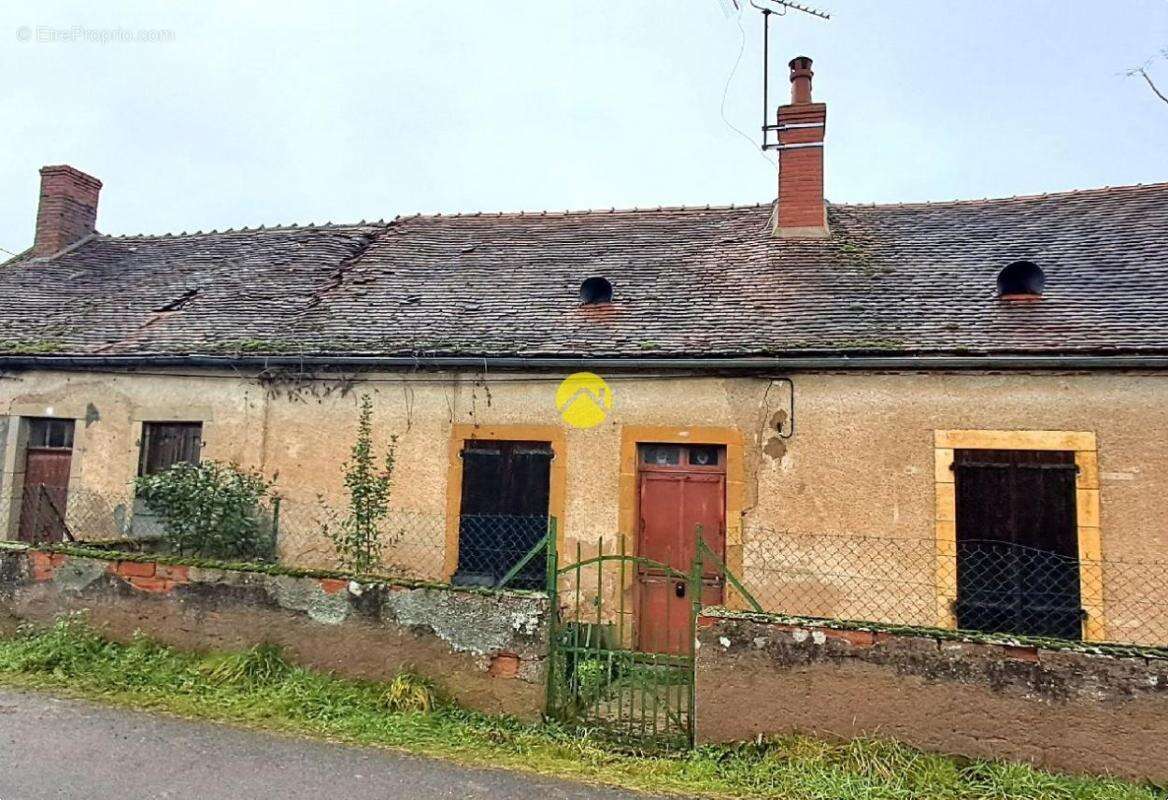 Maison à AINAY-LE-CHATEAU