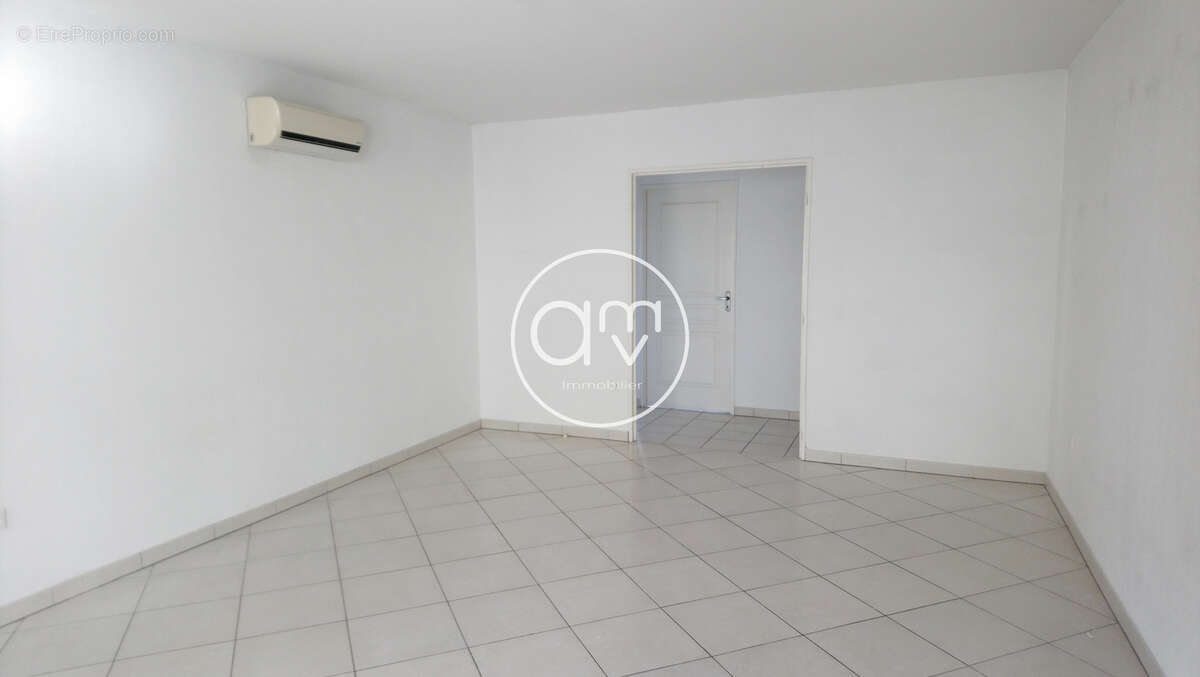 En vente à Hyères (83) : grand appartement avec terrasse - photo 2