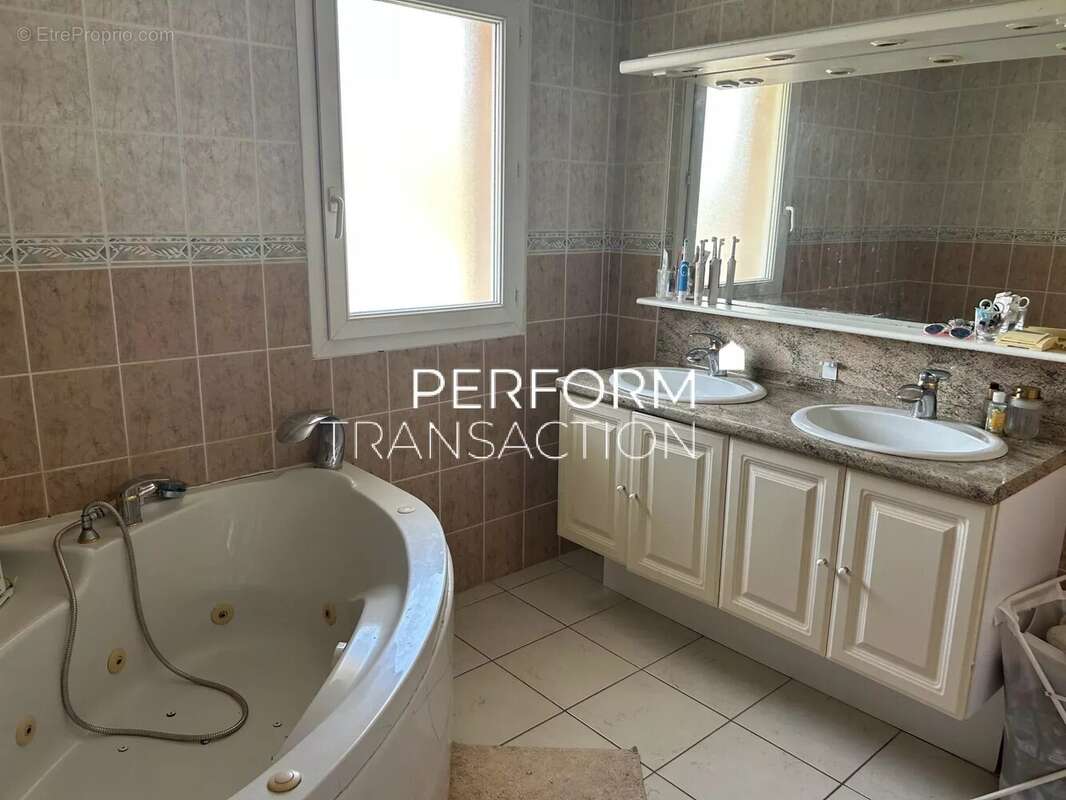 Maison à SAINT-NAZAIRE-LES-EYMES