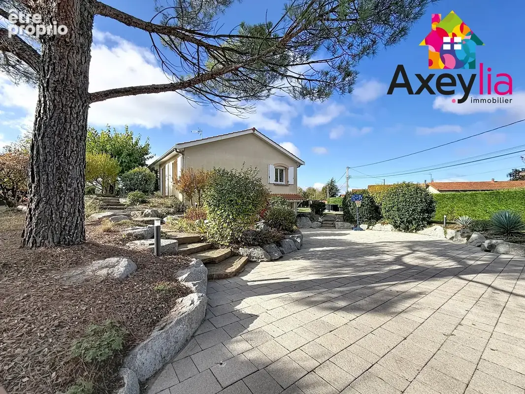 A vendre - virigneux - maison familiale de plain-pied avec sous-sol aménagé, grand terrain arboré et piscine h - photo 1