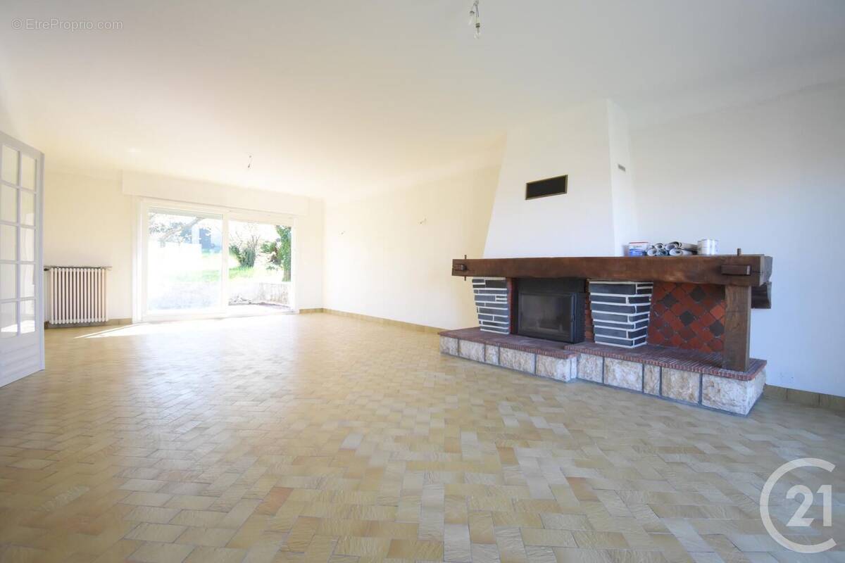 Maison à CREUZIER-LE-VIEUX