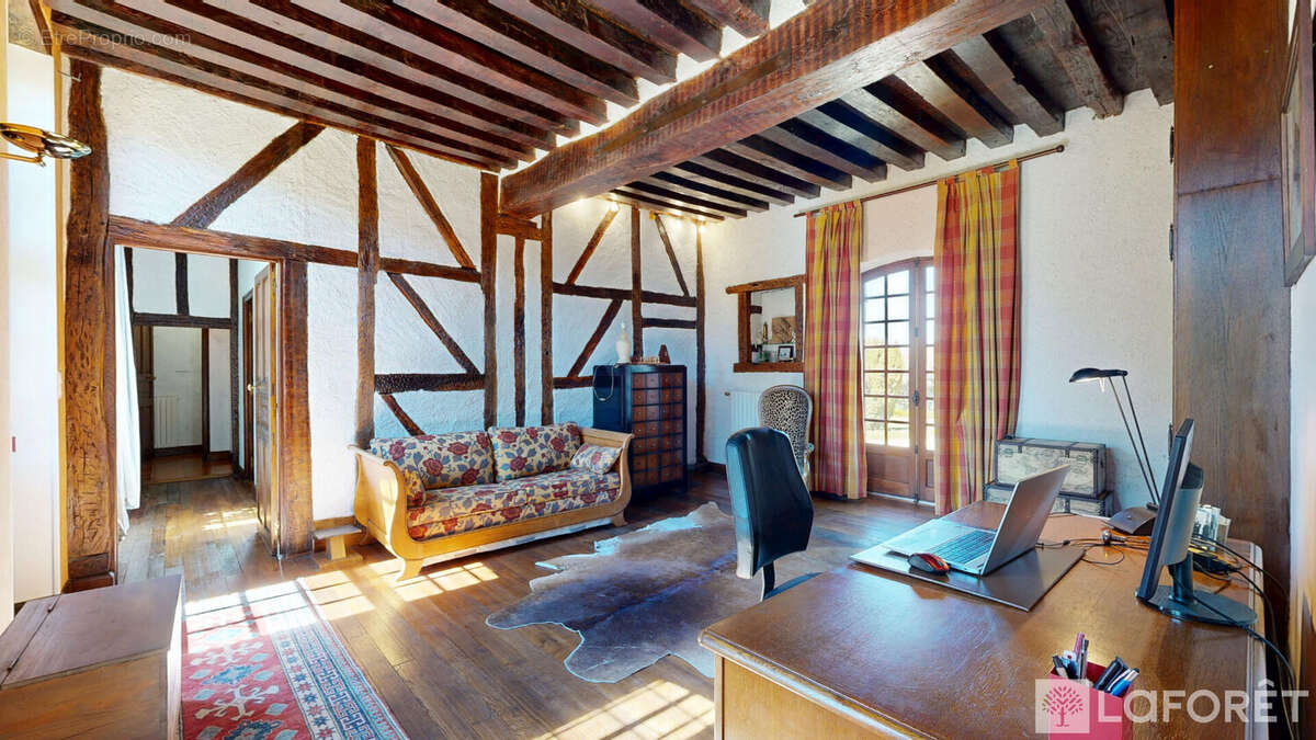Ancienne cure du XVIIIe,  Propriété de caractère avec dépendances sur 1,7 ha - photo 3