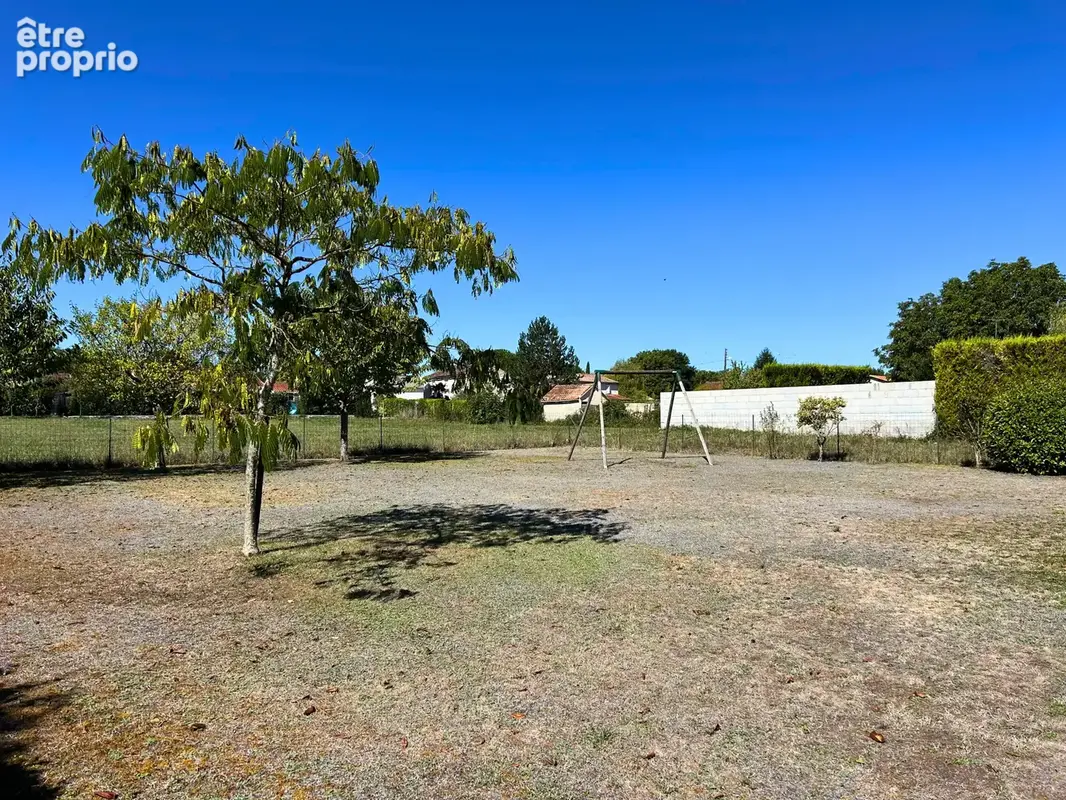 PAVILLON avec piscine et grand séjour de 57 m2. Un cadre de vie idéal à 9 min de la base aérienne de COGNAC ! - photo 12
